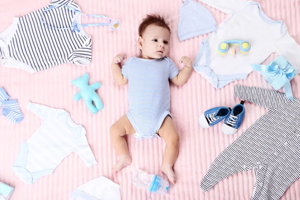 Симпатичный Ребенок Модной Одеждой Игрушками Лежащими Розовой Кровати — стоковое фото