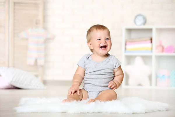 Happy Babyjongen Zitten Tapijt Thuis — Stockfoto