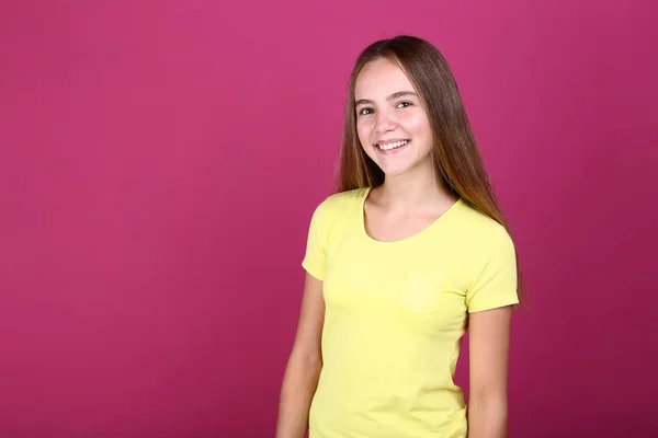 Jong Meisje Het Geel Shirt Roze Achtergrond — Stockfoto