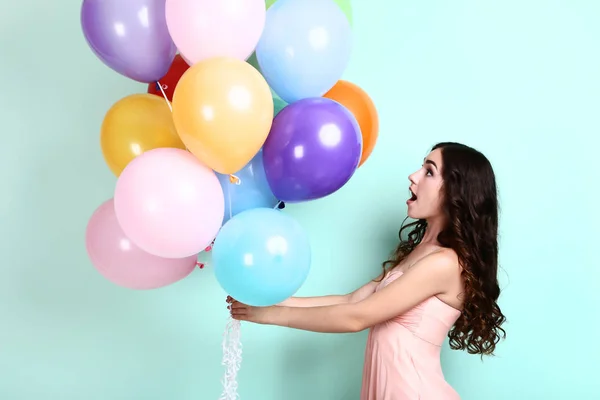 Menina Com Balões Coloridos Fundo Hortelã — Fotografia de Stock