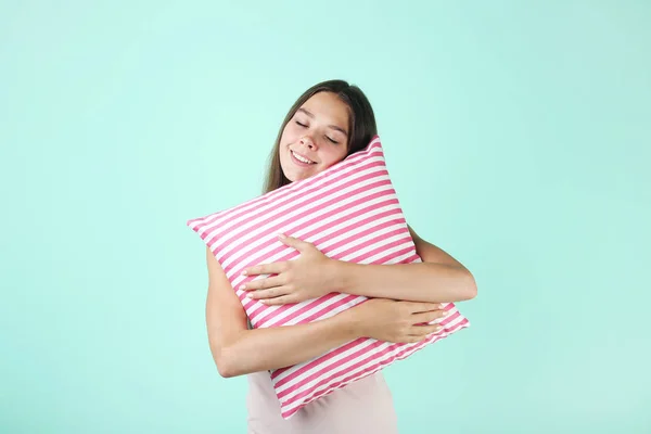 Chica Joven Con Almohada Sobre Fondo Menta — Foto de Stock