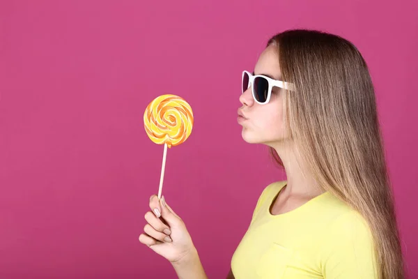 Junges Mädchen Mit Sonnenbrille Und Lutscher Auf Rosa Hintergrund — Stockfoto