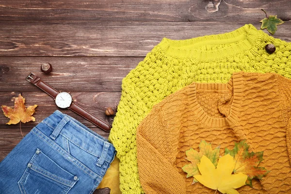 Suéteres Punto Con Jeans Hojas Arce Sobre Mesa Madera Marrón —  Fotos de Stock