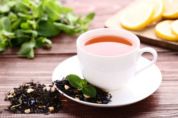 Tasse Tee Mit Minzblättern Auf Braunem Holztisch — Stockfoto