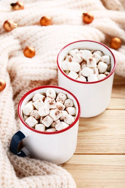 Cappuccino Mit Marshmallows Tassen Und Strickschal Auf Holztisch — Stockfoto