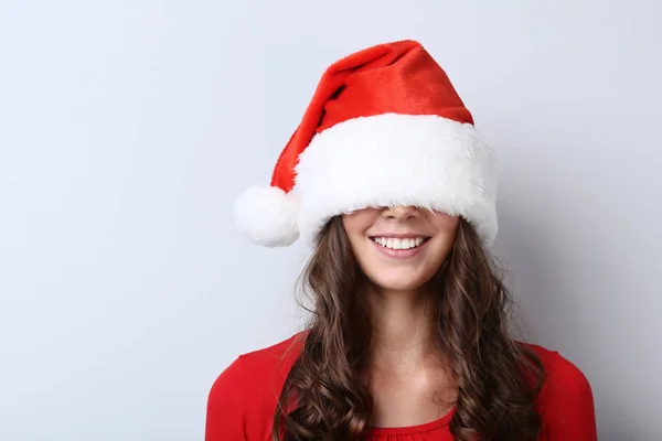 Mooi Meisje Kerstmuts Grijze Achtergrond — Stockfoto