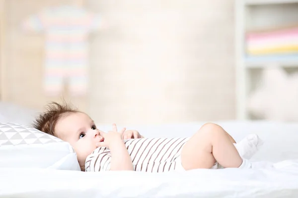 Bebê Bonito Deitado Com Travesseiro Cama Branca — Fotografia de Stock