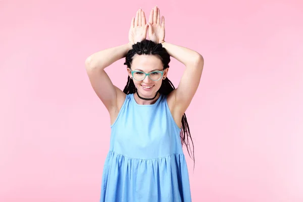 Jonge Vrouw Blauwe Jurk Roze Achtergrond — Stockfoto