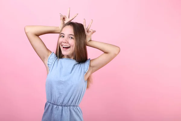 Giovane Ragazza Abito Blu Sfondo Rosa — Foto Stock