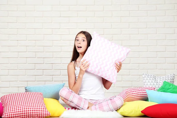 Chica Joven Con Almohadas Colores Sentado Suelo — Foto de Stock