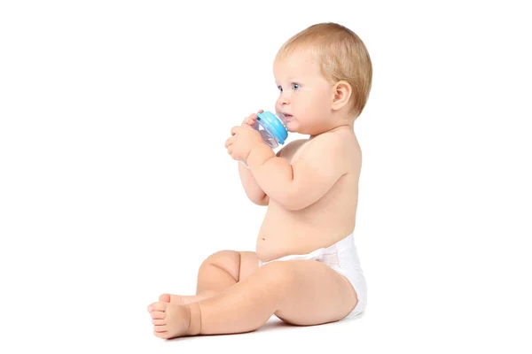 Baby Jongen Drinkwater Uit Fles Geïsoleerd Witte Achtergrond — Stockfoto