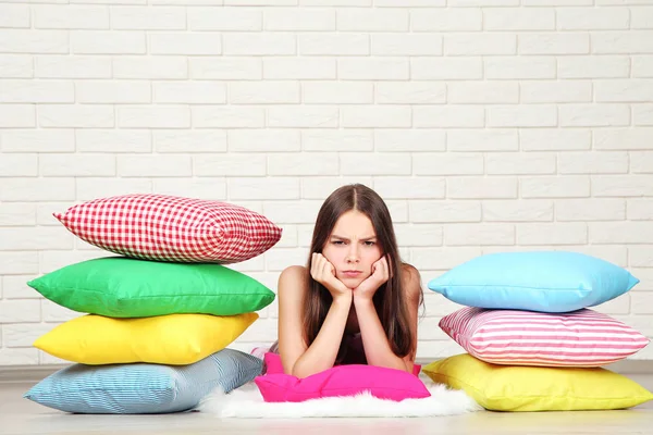 Chica Joven Con Almohadas Colores Tumbado Suelo — Foto de Stock