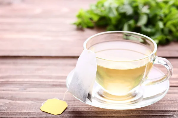 Tasse Tee Mit Teebeutel Auf Braunem Holztisch — Stockfoto