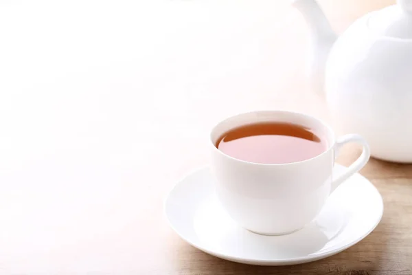 Tasse Tee Mit Teekanne Auf Holztisch — Stockfoto