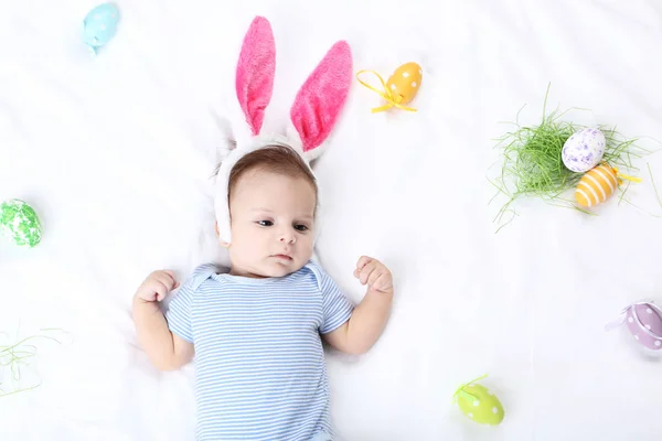 Lindo Bebé Con Huevos Pascua Orejas Conejo Acostado Cama Blanca —  Fotos de Stock
