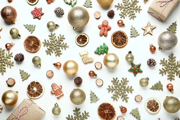 Decorações Natal Coloridas Com Biscoitos Gengibre Fundo Branco — Fotografia de Stock