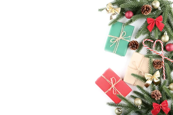 Spar Kerstboom Takken Met Geschenkdozen Snoep Stokken Witte Achtergrond — Stockfoto