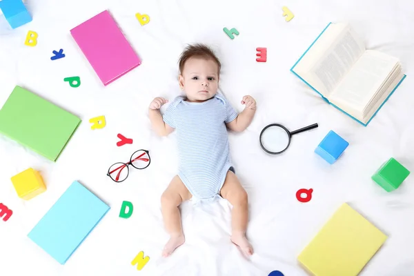 Bayi Lucu Dengan Buku Kacamata Dan Surat Berwarna Berbaring Tempat — Stok Foto