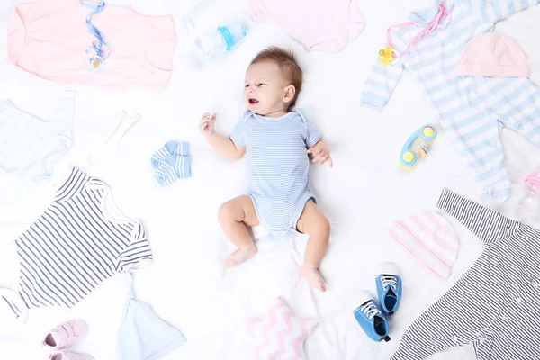 Bambino Carino Con Vestiti Moda Sdraiato Sul Letto Bianco — Foto Stock