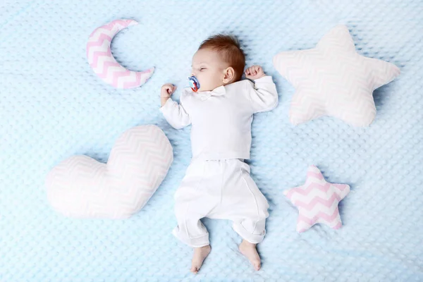 Roztomilé Dítě Měkkými Hračkami Spí Posteli — Stock fotografie