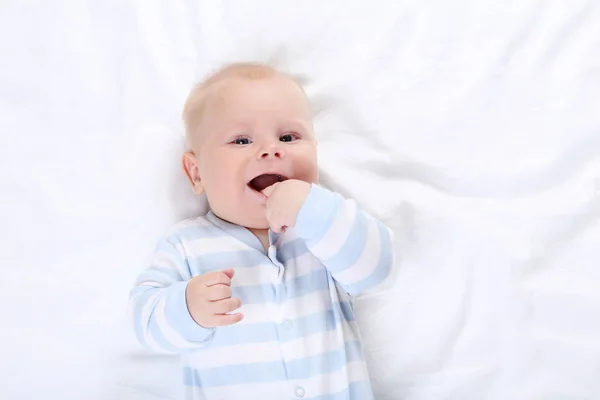 Малыш Лежит Белой Кровати — стоковое фото