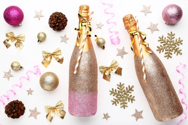 Botellas Champán Con Decoraciones Navideñas Sobre Fondo Blanco — Foto de Stock