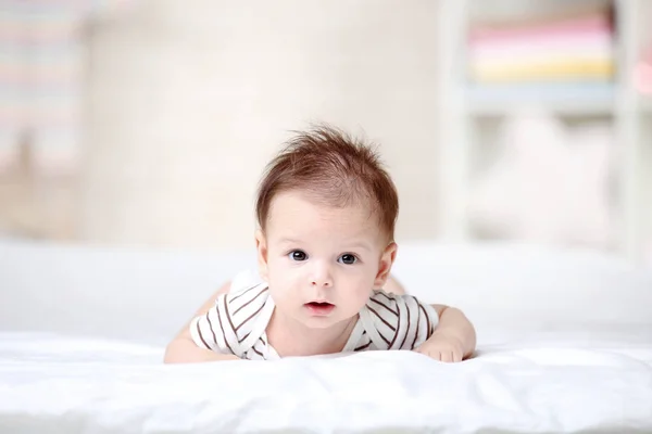 Симпатичный Малыш Лежит Белой Кровати — стоковое фото