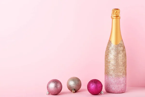 Διακοσμημένα Μπουκάλι Σαμπάνιας Χριστουγεννιάτικα Στολίδια Ροζ Φόντο — Φωτογραφία Αρχείου