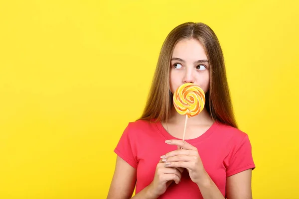 Ung Flicka Med Lollipop Gul Bakgrund — Stockfoto