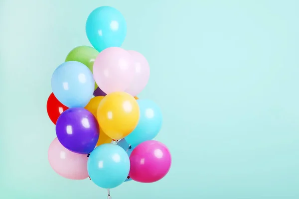 Balões Coloridos Sobre Fundo Hortelã — Fotografia de Stock