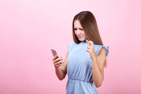 Belle Fille Avec Smartphone Sur Fond Rose — Photo