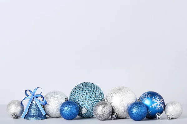 Kleurrijke Kerstdecoraties Grijze Achtergrond — Stockfoto