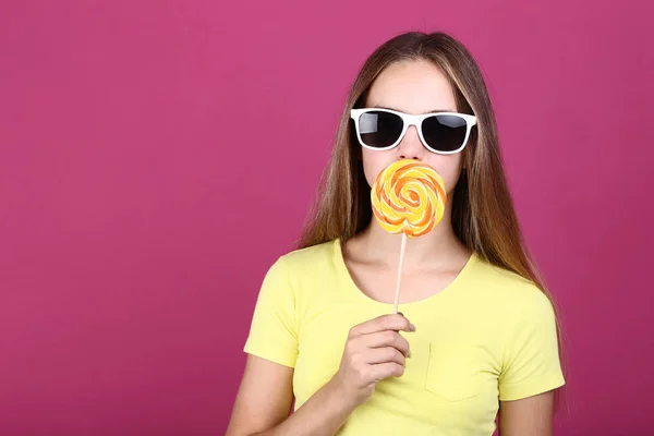 Ung Flicka Solglasögon Håller Lollipop Rosa Bakgrund — Stockfoto