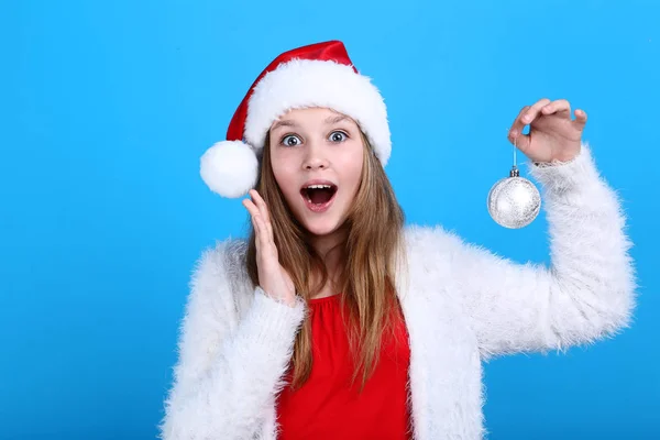 Chica Joven Sombrero Santa Celebración Navidad Bauble Sobre Fondo Azul — Foto de Stock