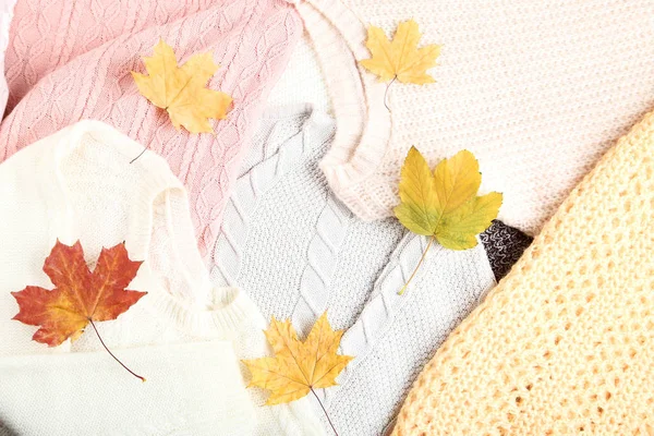 Фон Вязаных Свитеров Осенними Листьями — стоковое фото