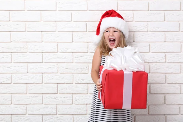 Menina Feliz Segurando Caixa Presente Fundo Parede Tijolo — Fotografia de Stock