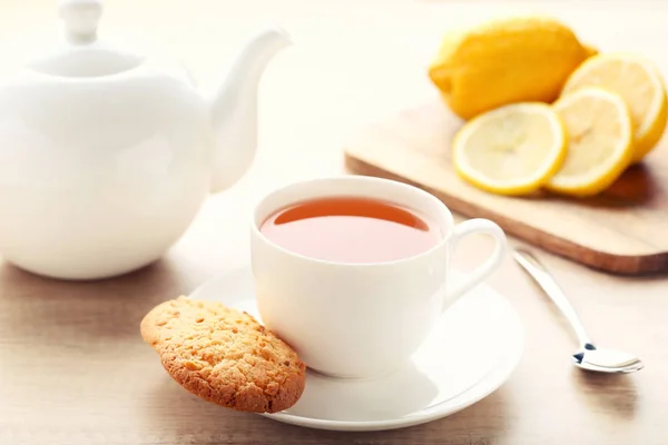 Tasse Tee Mit Plätzchen Und Zitrone Auf Holztisch — Stockfoto