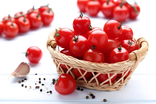 Kirschtomaten Korb Mit Gewürzen Auf Holztisch — Stockfoto