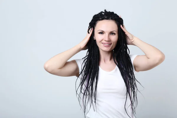 Söt Ung Kvinna Med Dreadlocks Grå Bakgrund — Stockfoto