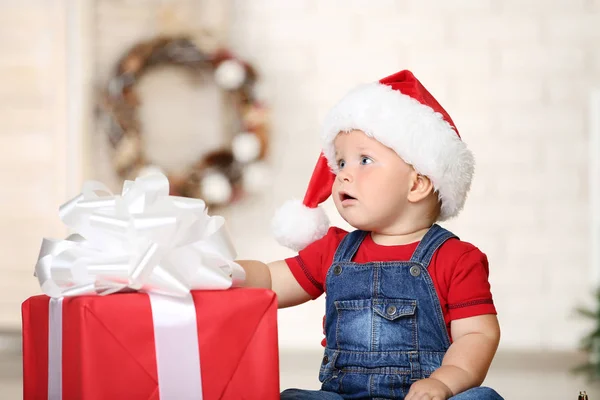 Menino Papai Noel Com Caixa Presente Sentado Casa — Fotografia de Stock