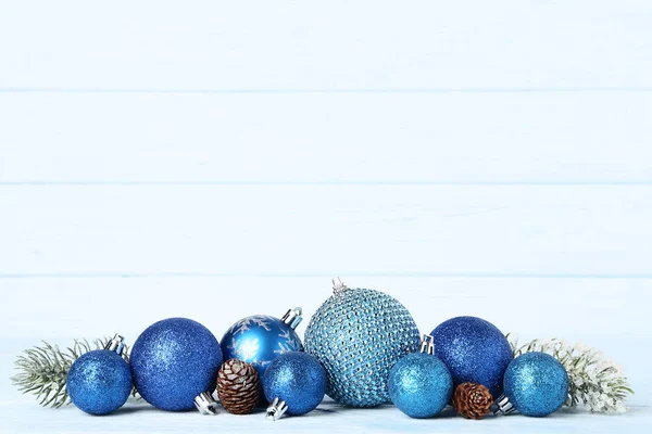 Kék Karácsony Baubles Kúp Fából Készült Asztal — Stock Fotó