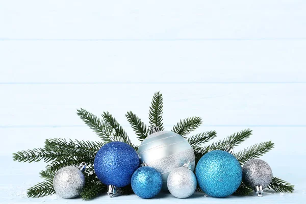 Kerstballen Met Spar Boomtakken Houten Tafel — Stockfoto