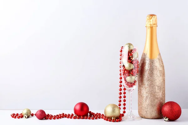 Botella Champán Decorada Con Adornos Navidad Sobre Fondo Gris — Foto de Stock
