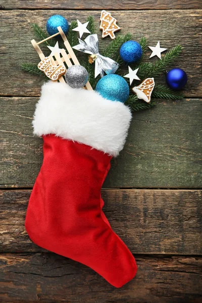 Medias Rojas Con Ramas Abeto Decoraciones Navideñas Mesa Madera —  Fotos de Stock