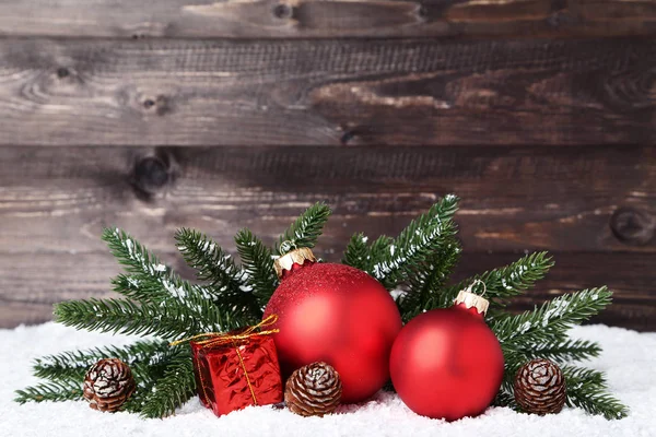 木製の背景にモミの木の枝とのクリスマスの装飾 — ストック写真