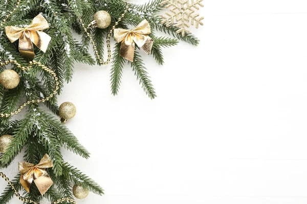 Rami Abete Natale Con Decorazioni Sfondo Bianco — Foto Stock