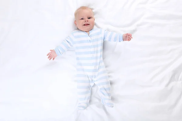 Малыш Лежит Белой Кровати — стоковое фото