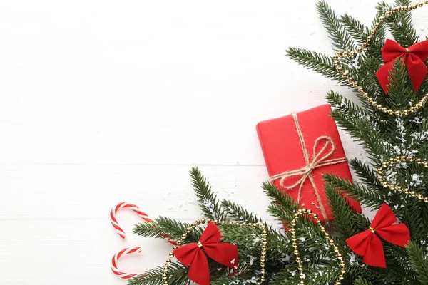 Ramas Abeto Navidad Con Caja Regalo Bastones Caramelo Sobre Fondo — Foto de Stock