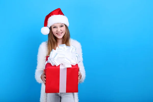 Menina Santa Chapéu Segurando Caixa Presente Fundo Azul — Fotografia de Stock