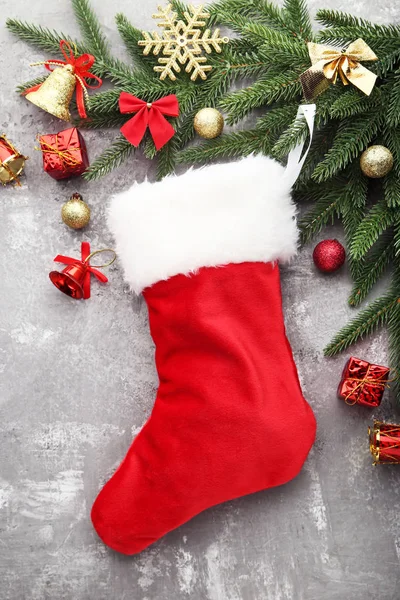 Χριστουγεννιάτικη Κάλτσα Κλαδιά Ελάτου Γκρι Φόντο Shabby — Φωτογραφία Αρχείου